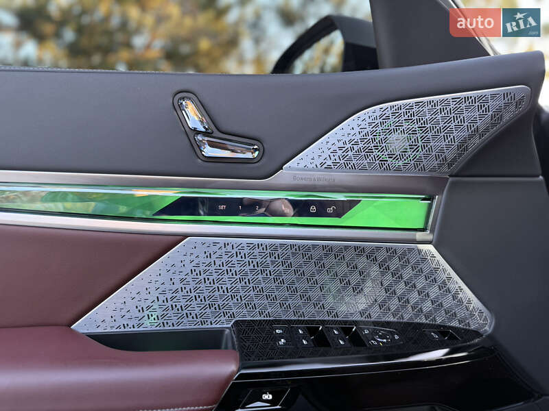 Седан BMW i7 2022 в Львове