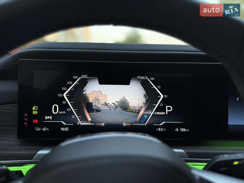 Седан BMW i7 2022 в Львове