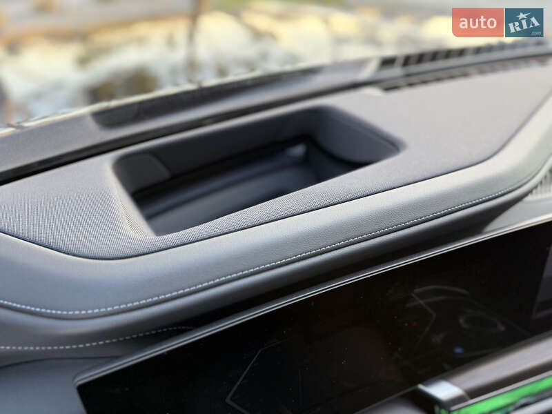 Седан BMW i7 2022 в Львове