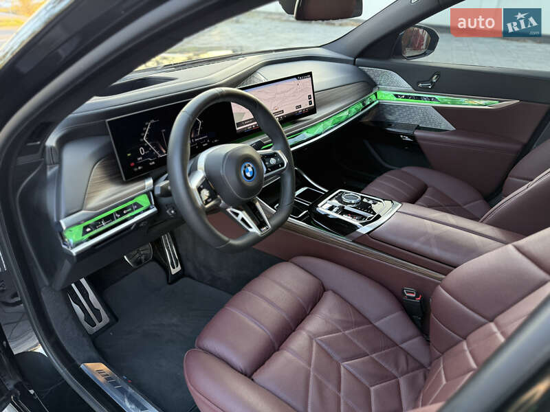 Седан BMW i7 2022 в Львове
