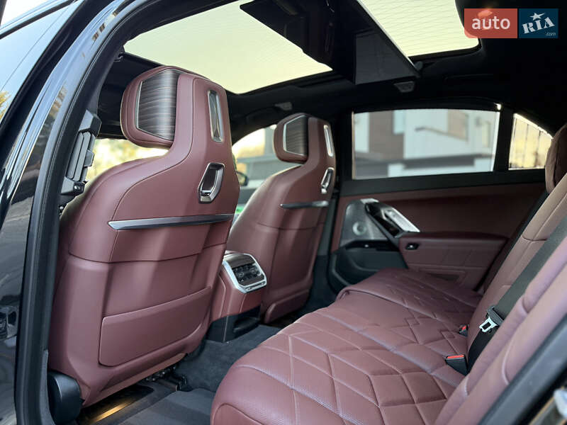 Седан BMW i7 2022 в Львове