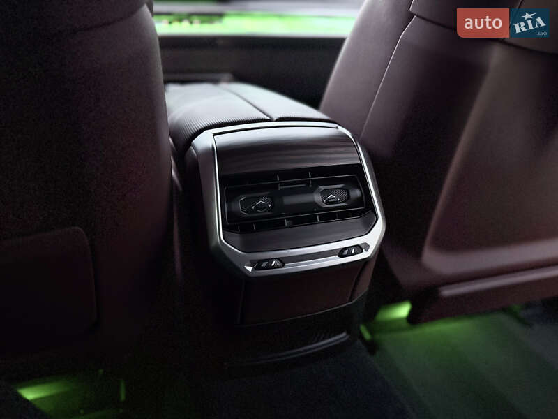 Седан BMW i7 2022 в Львове