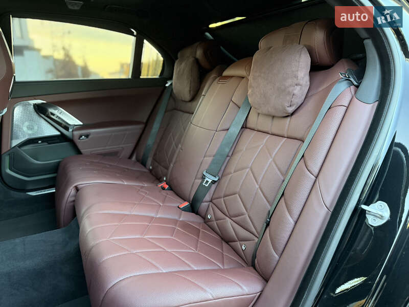 Седан BMW i7 2022 в Львове