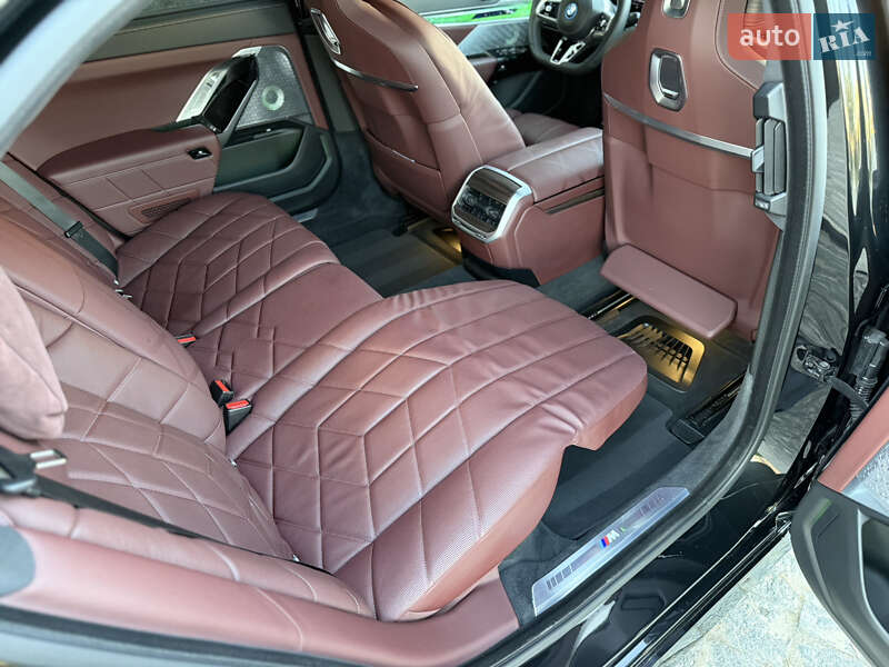 Седан BMW i7 2022 в Львове