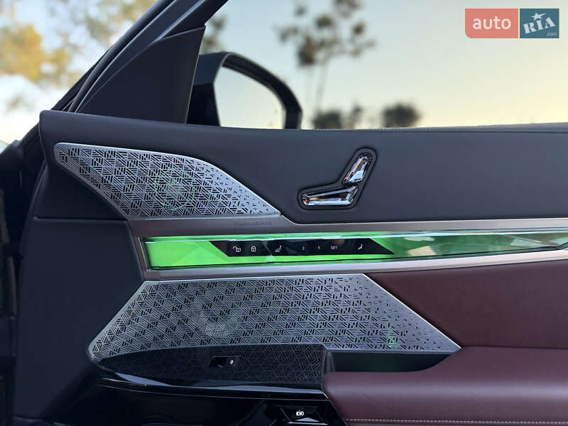 Седан BMW i7 2022 в Львове