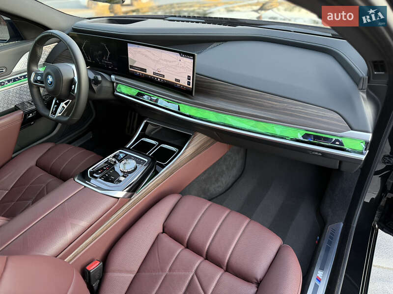 Седан BMW i7 2022 в Львове