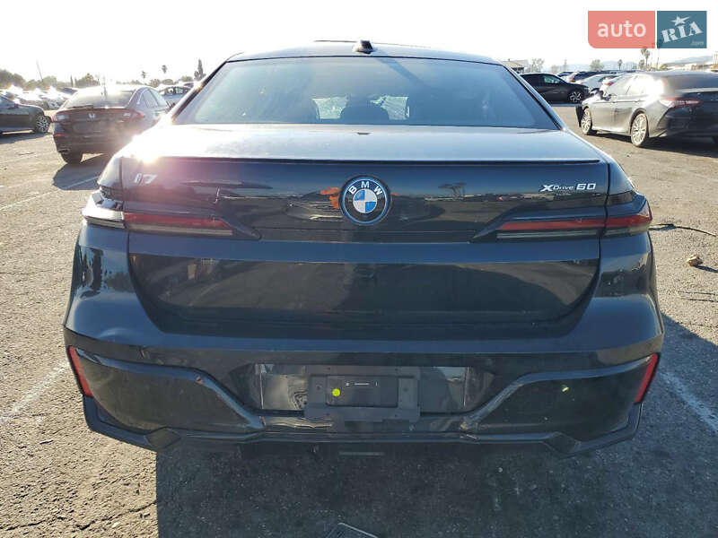 Седан BMW i7 2023 в Киеве