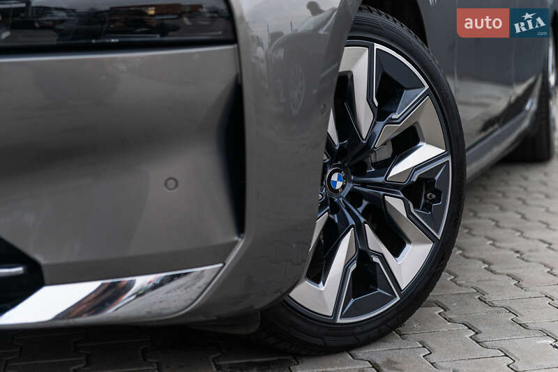 Седан BMW i7 2022 в Мукачево