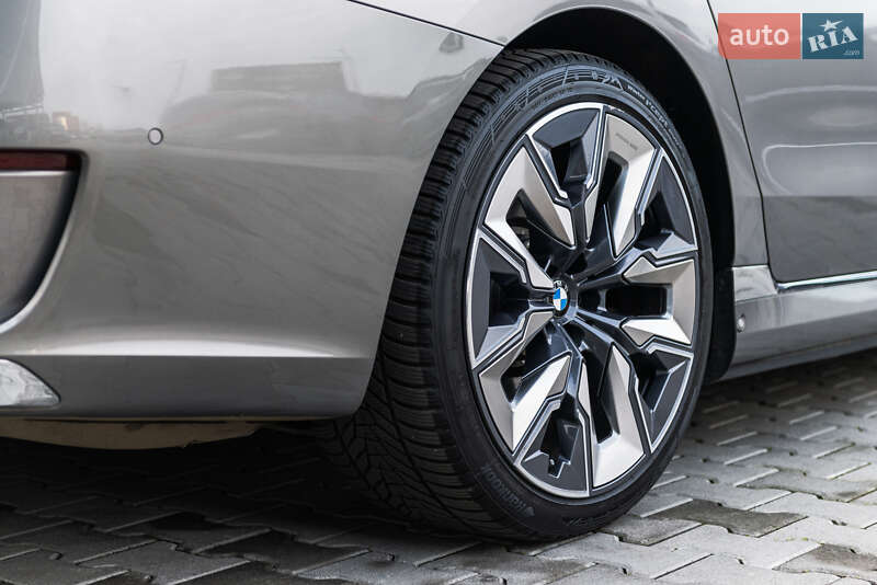 Седан BMW i7 2022 в Мукачево