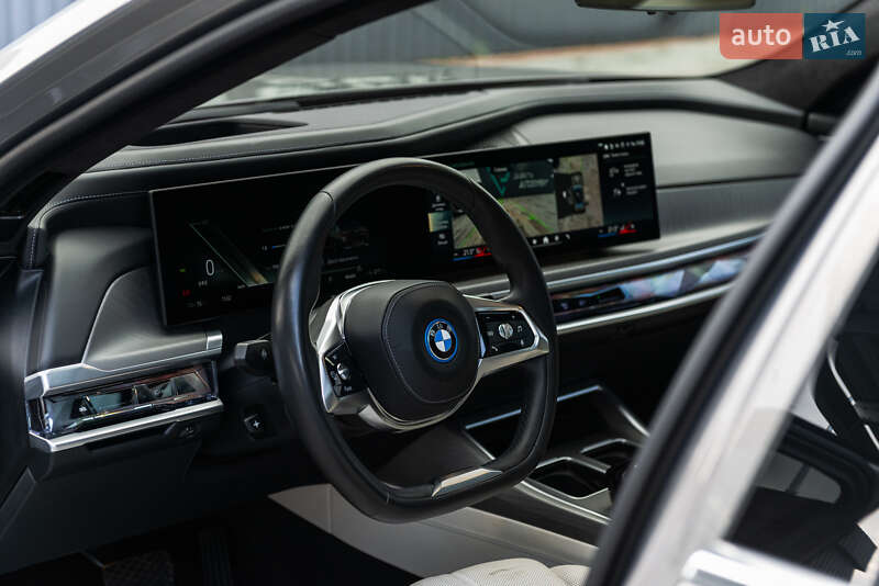 Седан BMW i7 2022 в Мукачево