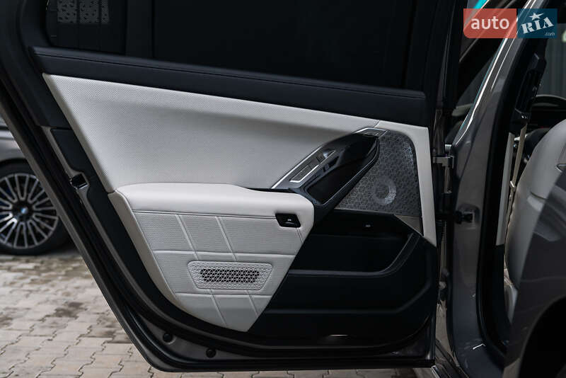 Седан BMW i7 2022 в Мукачево