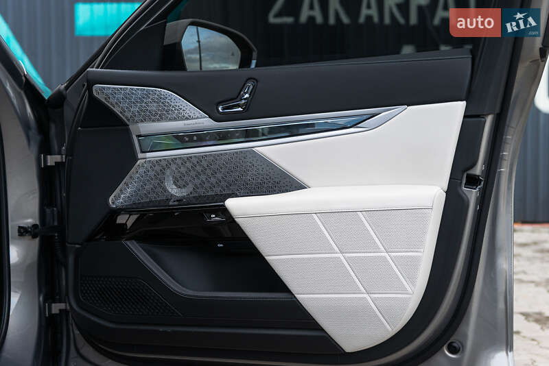 Седан BMW i7 2022 в Мукачево