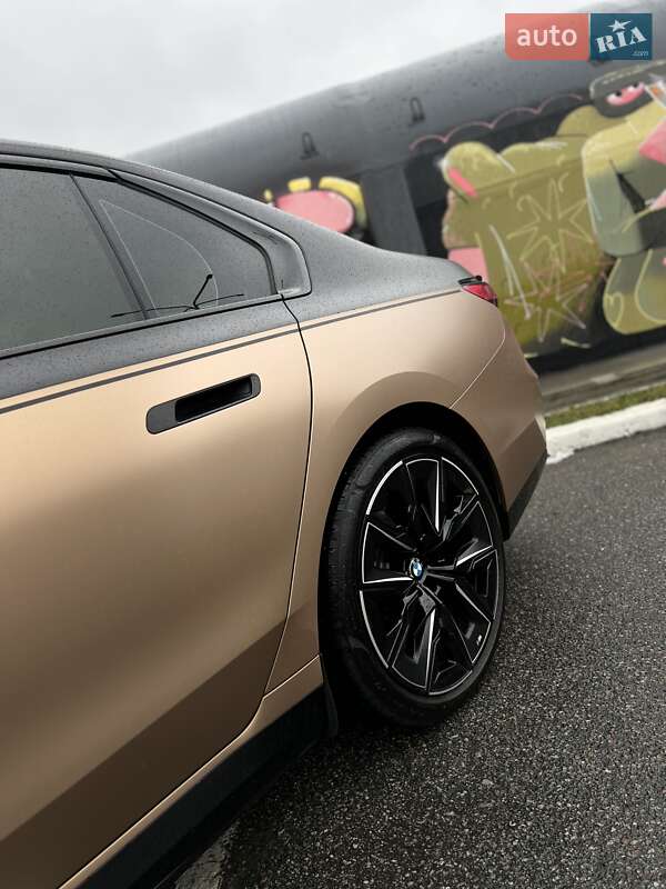 Седан BMW i7 2023 в Києві