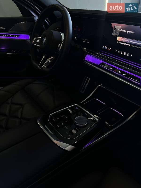 Седан BMW i7 2023 в Львові