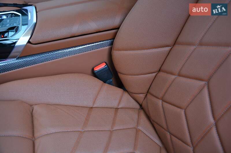 Седан BMW i7 2025 в Киеве
