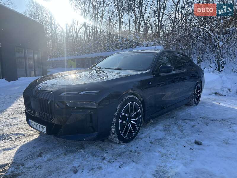 Седан BMW i7 2023 в Львові