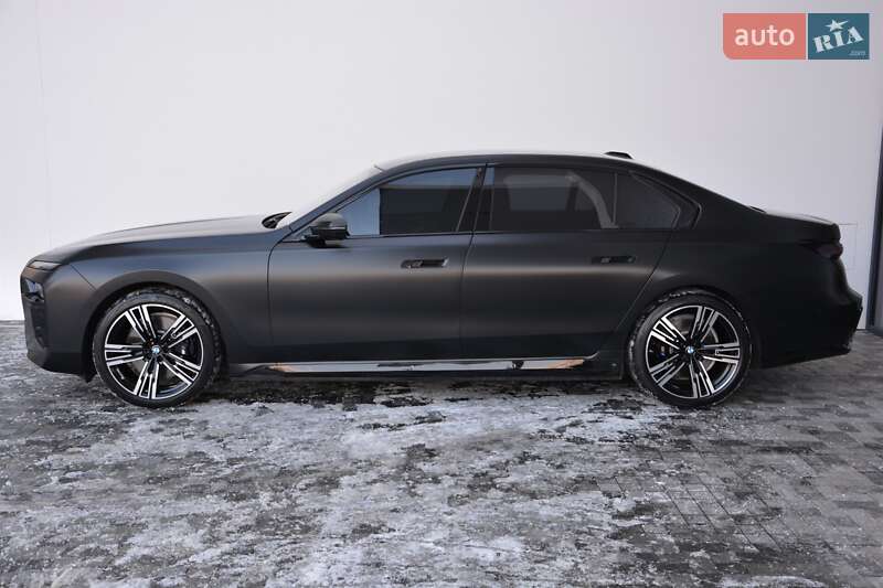 Седан BMW i7 2022 в Киеве