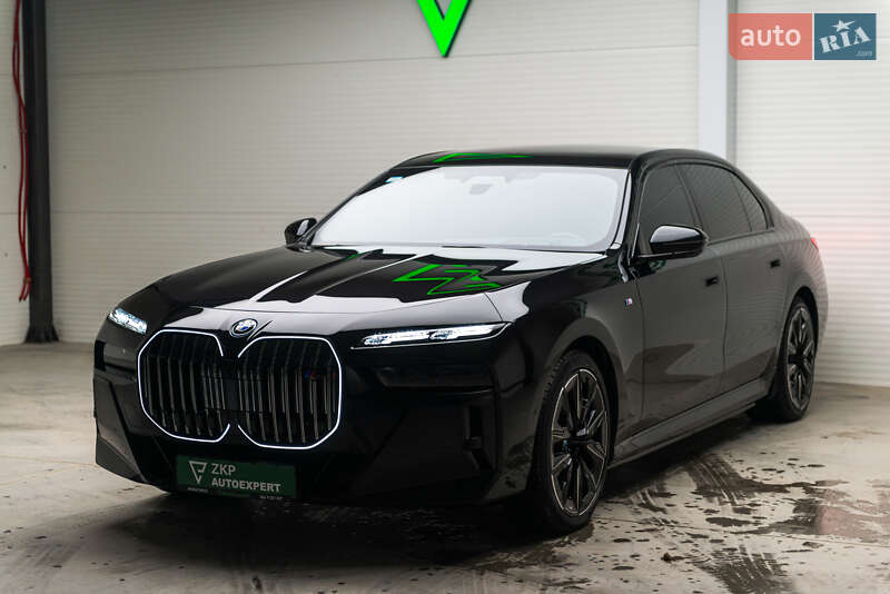 Седан BMW i7 2023 в Мукачево