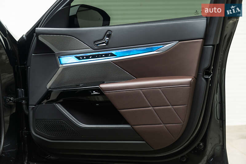 Седан BMW i7 2023 в Мукачево