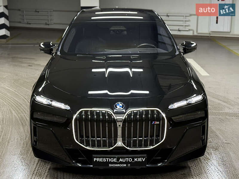 Седан BMW i7 2023 в Киеве