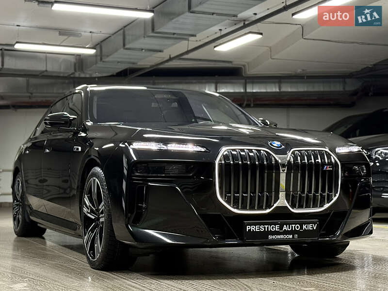 Седан BMW i7 2023 в Киеве