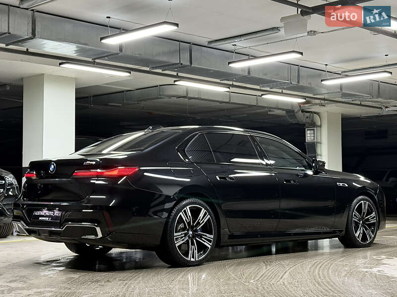 Седан BMW i7 2023 в Киеве