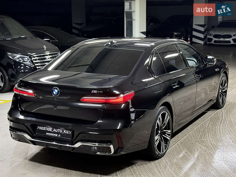 Седан BMW i7 2023 в Киеве