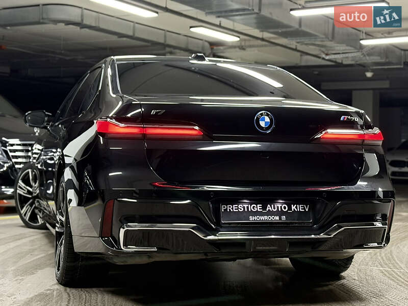 Седан BMW i7 2023 в Киеве