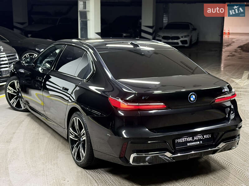 Седан BMW i7 2023 в Киеве