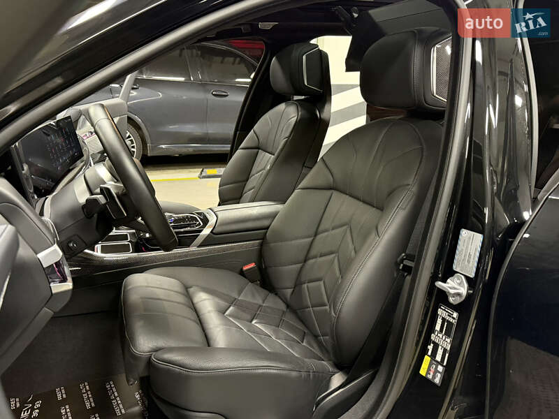 Седан BMW i7 2023 в Киеве