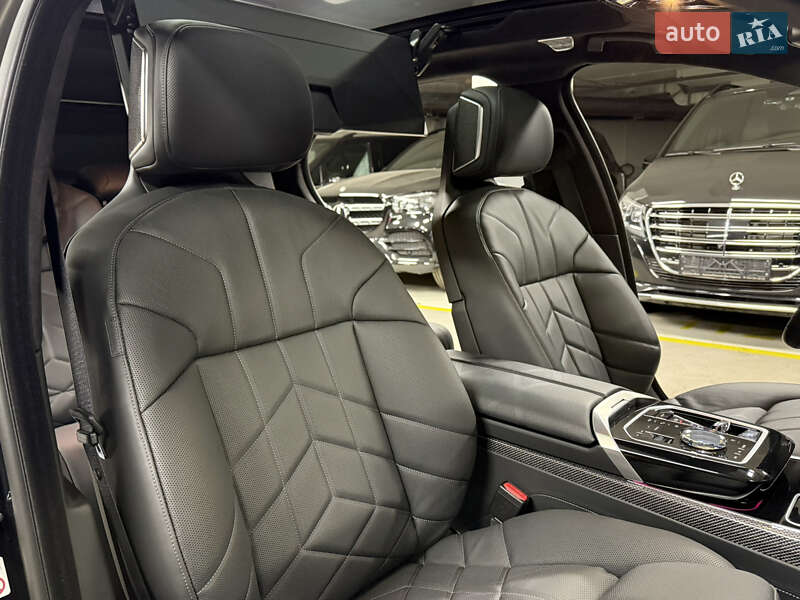 Седан BMW i7 2023 в Киеве