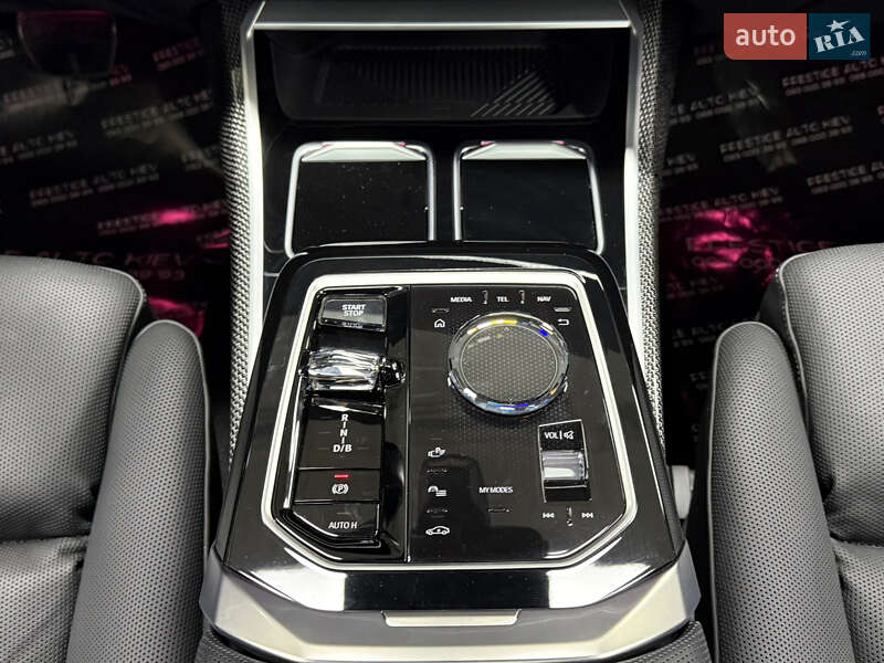 Седан BMW i7 2023 в Киеве