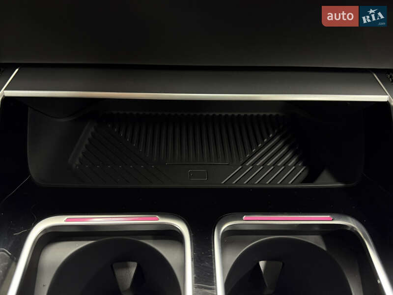 Седан BMW i7 2023 в Киеве