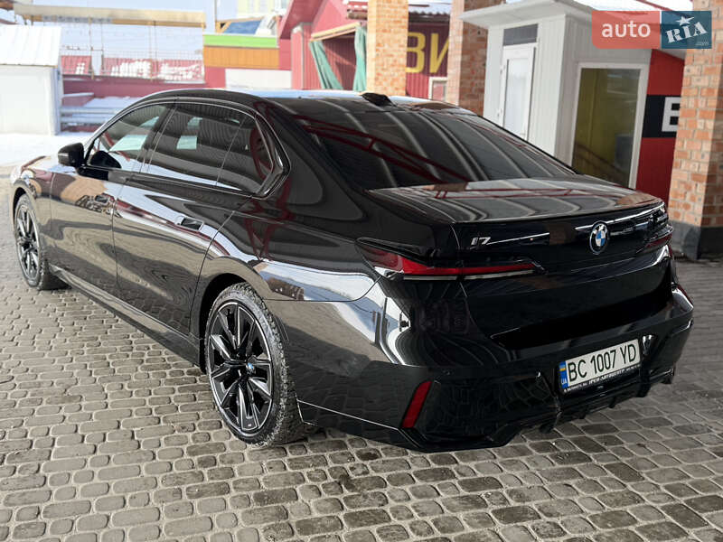 Седан BMW i7 2023 в Львові