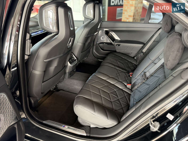 Седан BMW i7 2023 в Львові