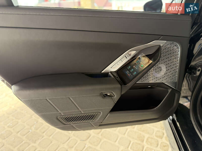 Седан BMW i7 2023 в Львові