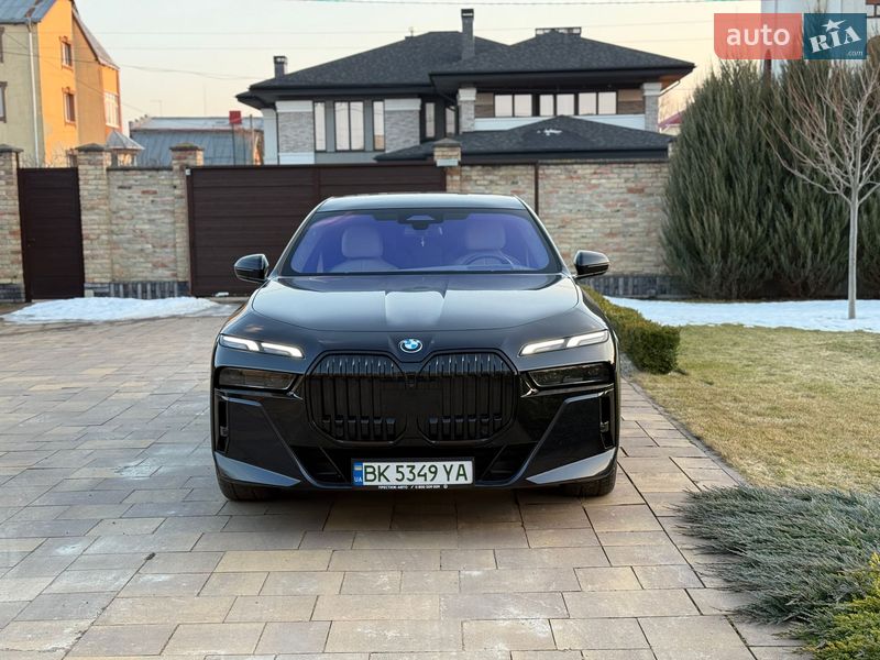 Седан BMW i7 2023 в Ровно