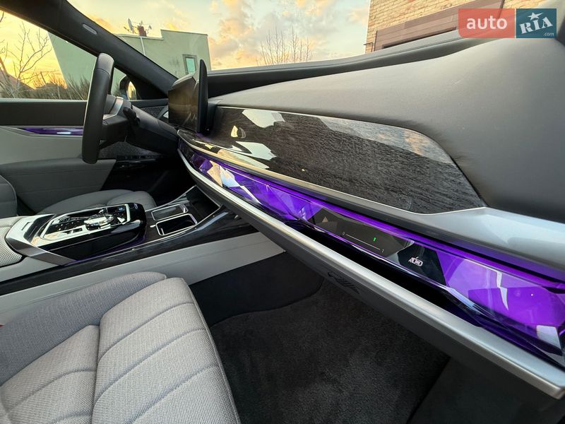 Седан BMW i7 2023 в Ровно