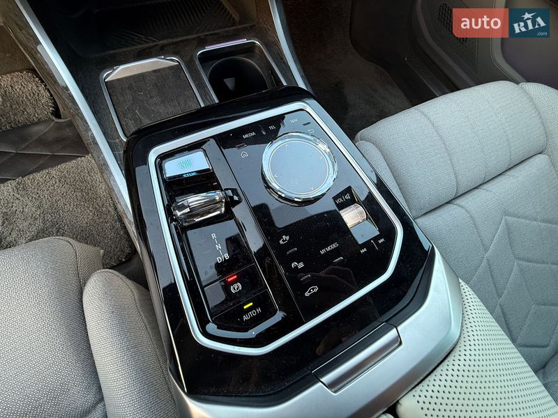 Седан BMW i7 2023 в Ровно