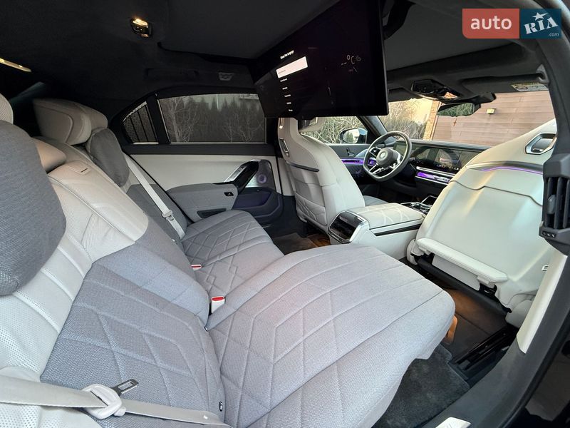 Седан BMW i7 2023 в Ровно