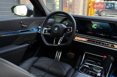 Седан BMW i7 2023 в Львові