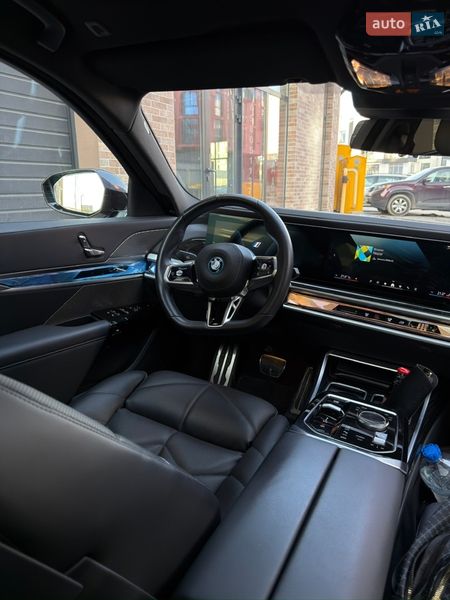 Седан BMW i7 2023 в Львові