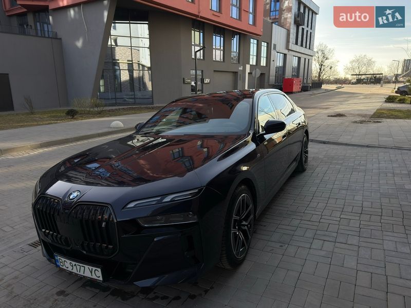 Седан BMW i7 2023 в Львові