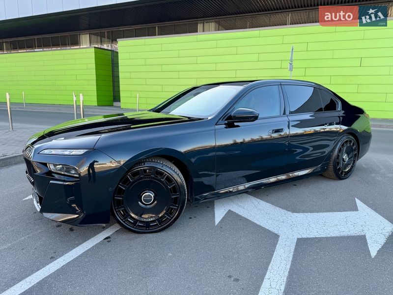 Седан BMW i7 2024 в Киеве
