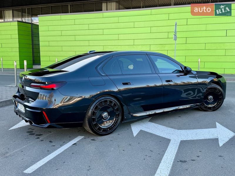 Седан BMW i7 2024 в Киеве