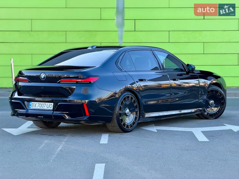 Седан BMW i7 2024 в Киеве