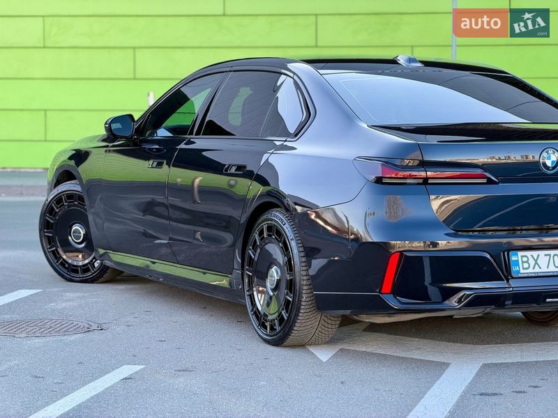 Седан BMW i7 2024 в Киеве