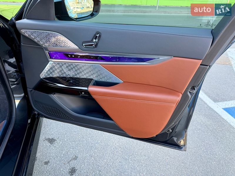 Седан BMW i7 2024 в Киеве