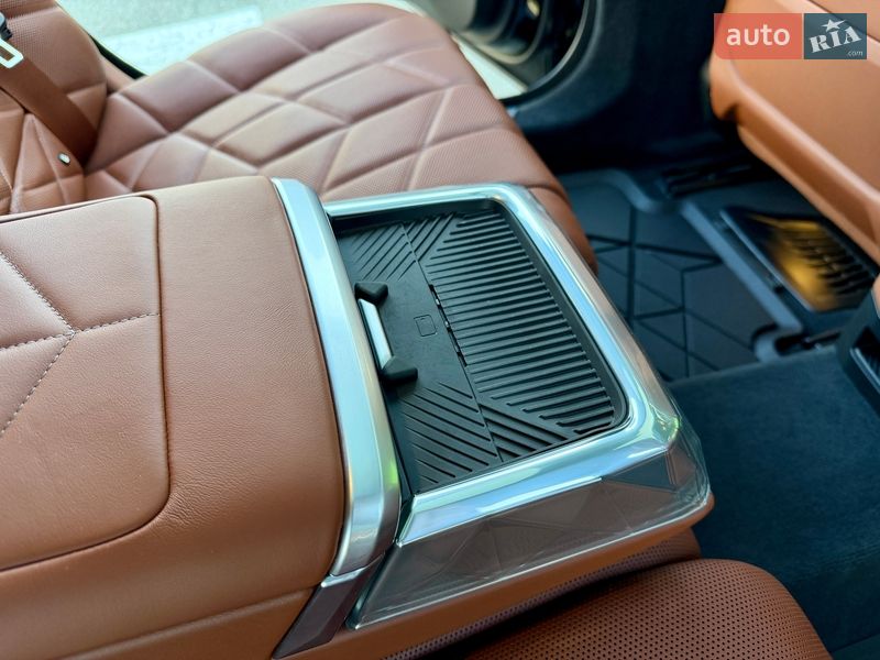 Седан BMW i7 2024 в Киеве