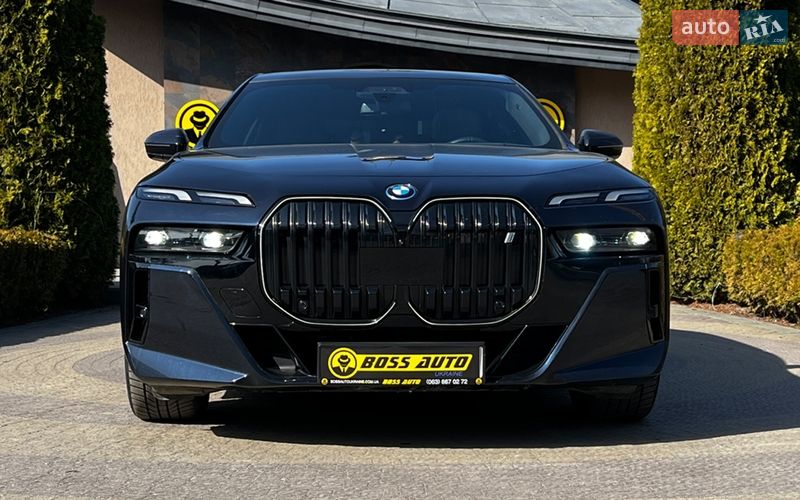Седан BMW i7 2023 в Львове